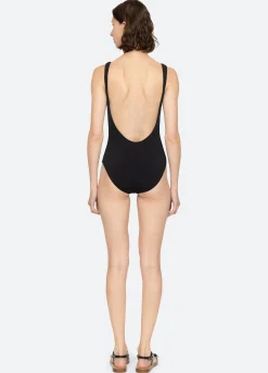 Swimwear><noscript><img width=